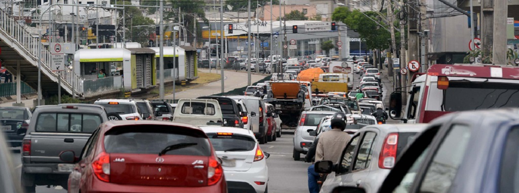 carro ipva estacionamento garagem vaga veículo  transito semáforo engarrafamento automóvel caminhão moto placa   GIL LEONARDI (812)