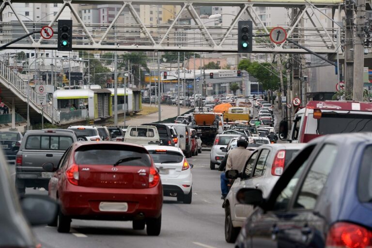 carro ipva estacionamento garagem vaga veículo  transito semáforo engarrafamento automóvel caminhão moto placa   GIL LEONARDI (812)