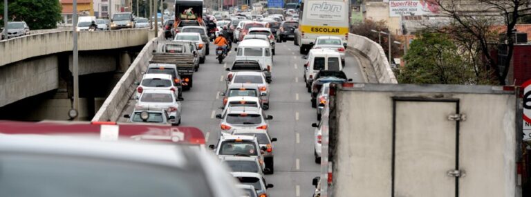 carro ipva estacionamento garagem vaga veículo  transito semáforo engarrafamento automóvel caminhão moto placa   GIL LEONARDI (811) (1)