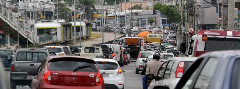 carro ipva estacionamento garagem vaga veículo  transito semáforo engarrafamento automóvel caminhão moto placa   GIL LEONARDI (812) (2)