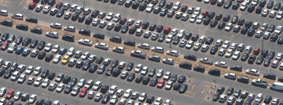 carro ipva estacionamento garagem vaga veículo  transito semáforo engarrafamento automóvel caminhão moto placa   GIL LEONARDI (831) (1)