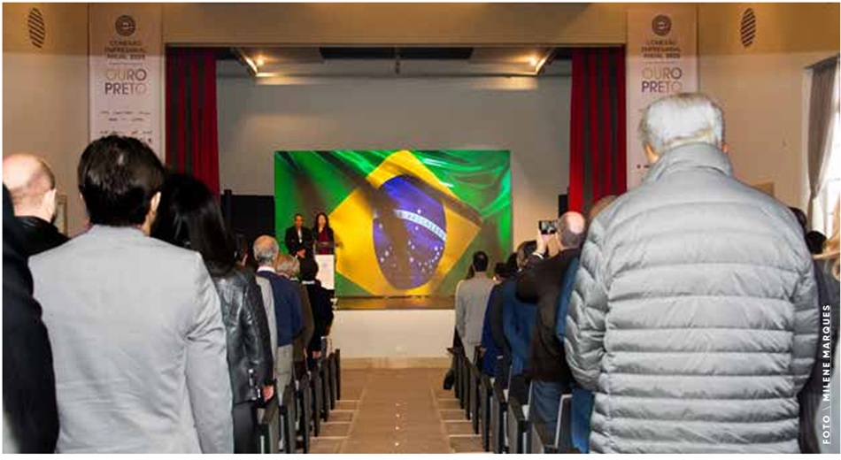 ed293 julho 25bv2 capa taxacao de Trump domina debates