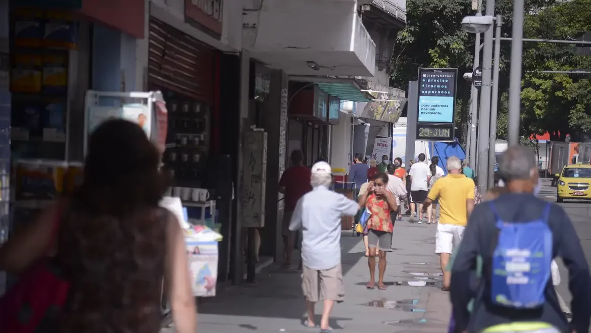 rio tem primeiro dia util de reabertura do comercio de rua2906200462