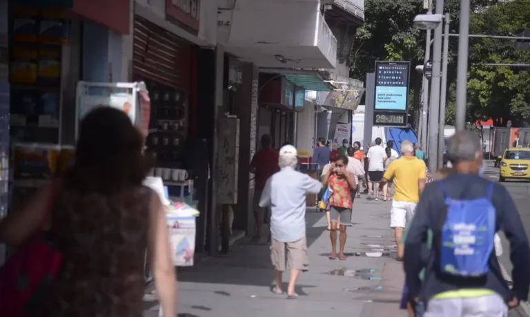 rio tem primeiro dia util de reabertura do comercio de rua2906200462
