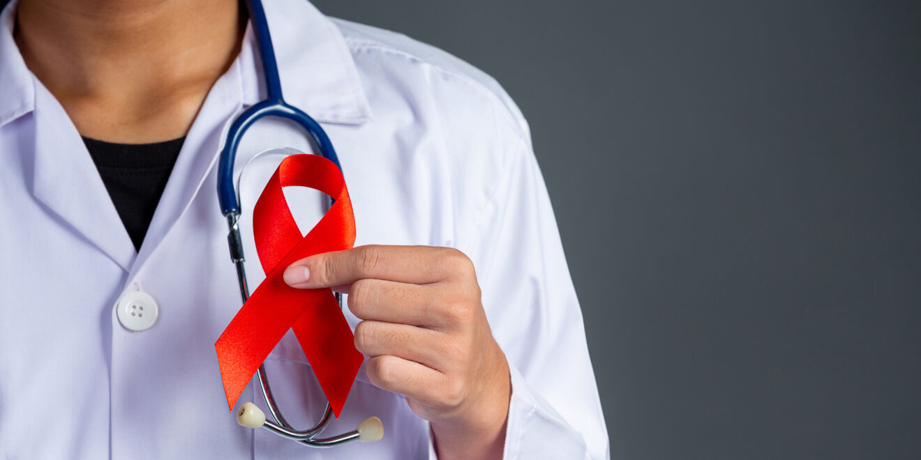 o medico possui uma fita vermelha conscientizacao sobre o hiv dia mundial da aids e dia mundial da saude sexual