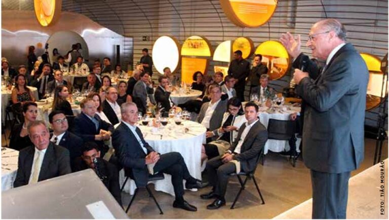 vb ed300 fevereiro 26 capa CRÍTICA ÀS ALTAS