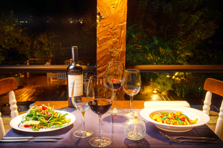 O Restaurante Portofino, instalado no Porto Pacuíba Hotel, em Ilhabela, litoral norte de São Paulo   Foto Divulgação