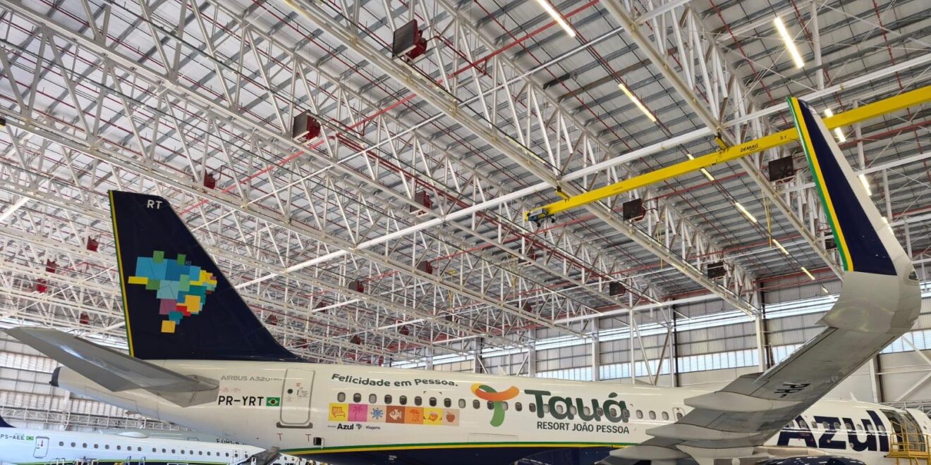 Airbus A320neo adesivado em parceria com Tauá Resort João Pessoa .JPG