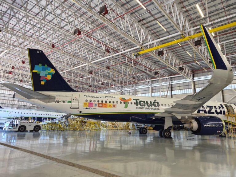 Airbus A320neo adesivado em parceria com Tauá Resort João Pessoa .JPG
