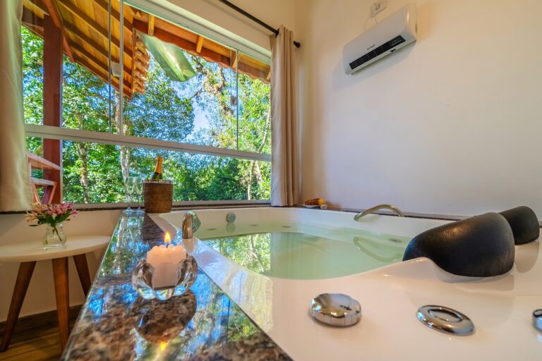 chal ® 4 Chal ® super luxo.              banheira de hidromassagem e janela com linda vista Pousada Jardim da Mantiqueira em Monte Verde MG 9336   Copia