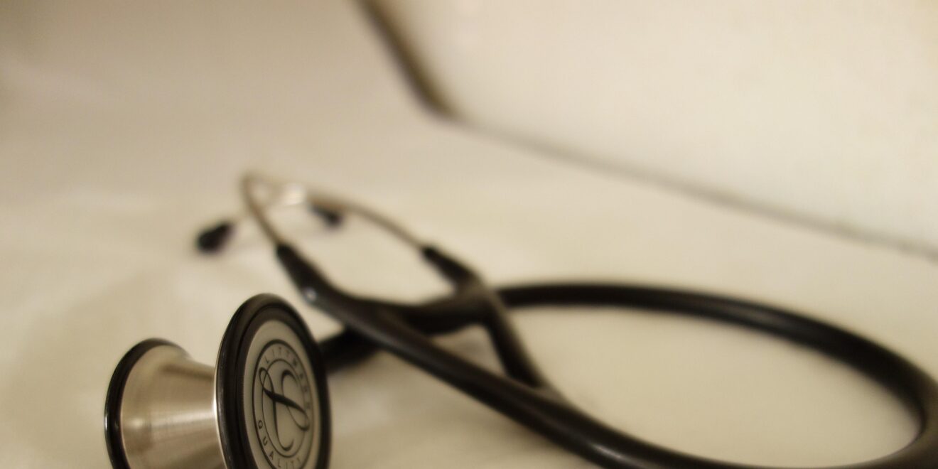 estableman stethoscope 2359757 1920 (1)