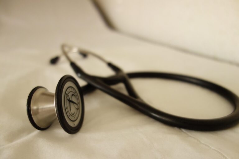 estableman stethoscope 2359757 1920 (1)