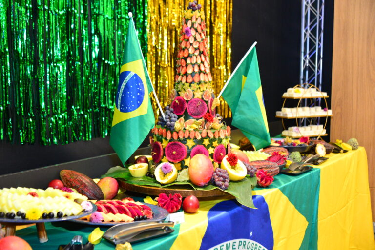 Festival Gastronômico   Mesa de frutas em homenagem ao Brasil    foto Latitude Footografia